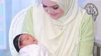 Selain memperlihatkan wajah sang anak, Siti juga mengumumkan soal nama yang selama ini belum diumumkan ke publik. Lewat cuplikan video di Instagram, diketahui nama anaknya adalah Siti Aafiyah. (Instagram/ctdk)