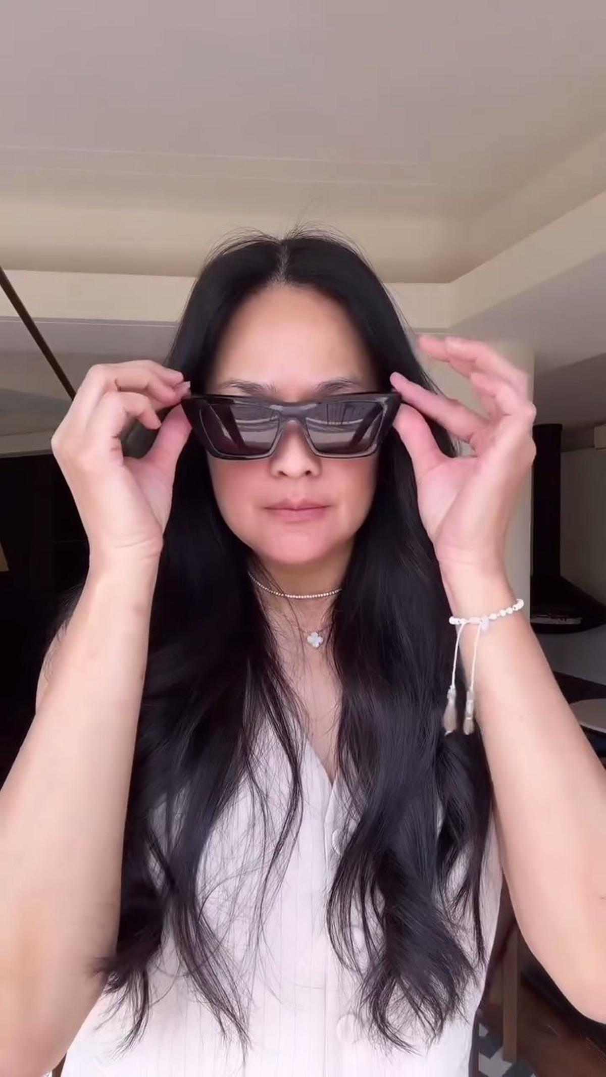 Tampil Kekinian dengan Rok Mini, 7 Potret Donna Harun yang Makin Stunning dan Slay di Usia 57 Tahun