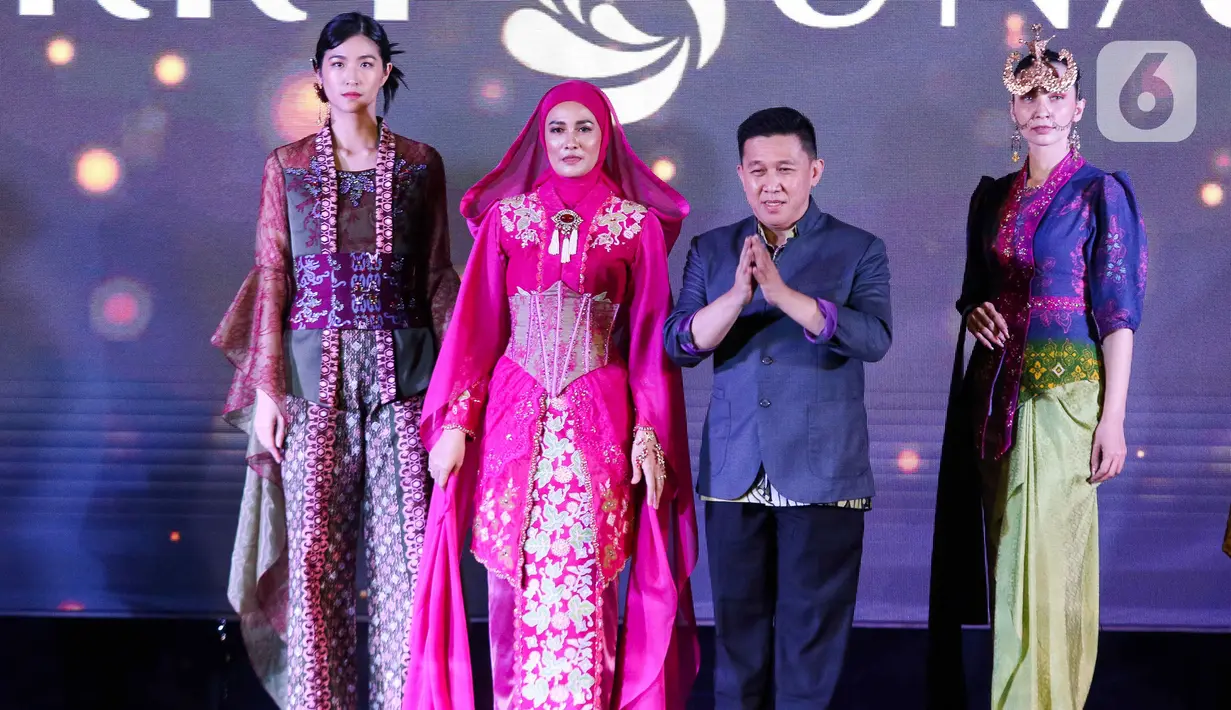 Desainer Ferry Sunarto bersama para model usai peragaan busana rancangannya saat acara Cita dan Cipta Liputan6.com X Fimela dalam parade Wastra Nusantara di Hotel Shangri La, Jakarta, Rabu (31/7/2024). (Liputan6.com/Herman Zakharia)