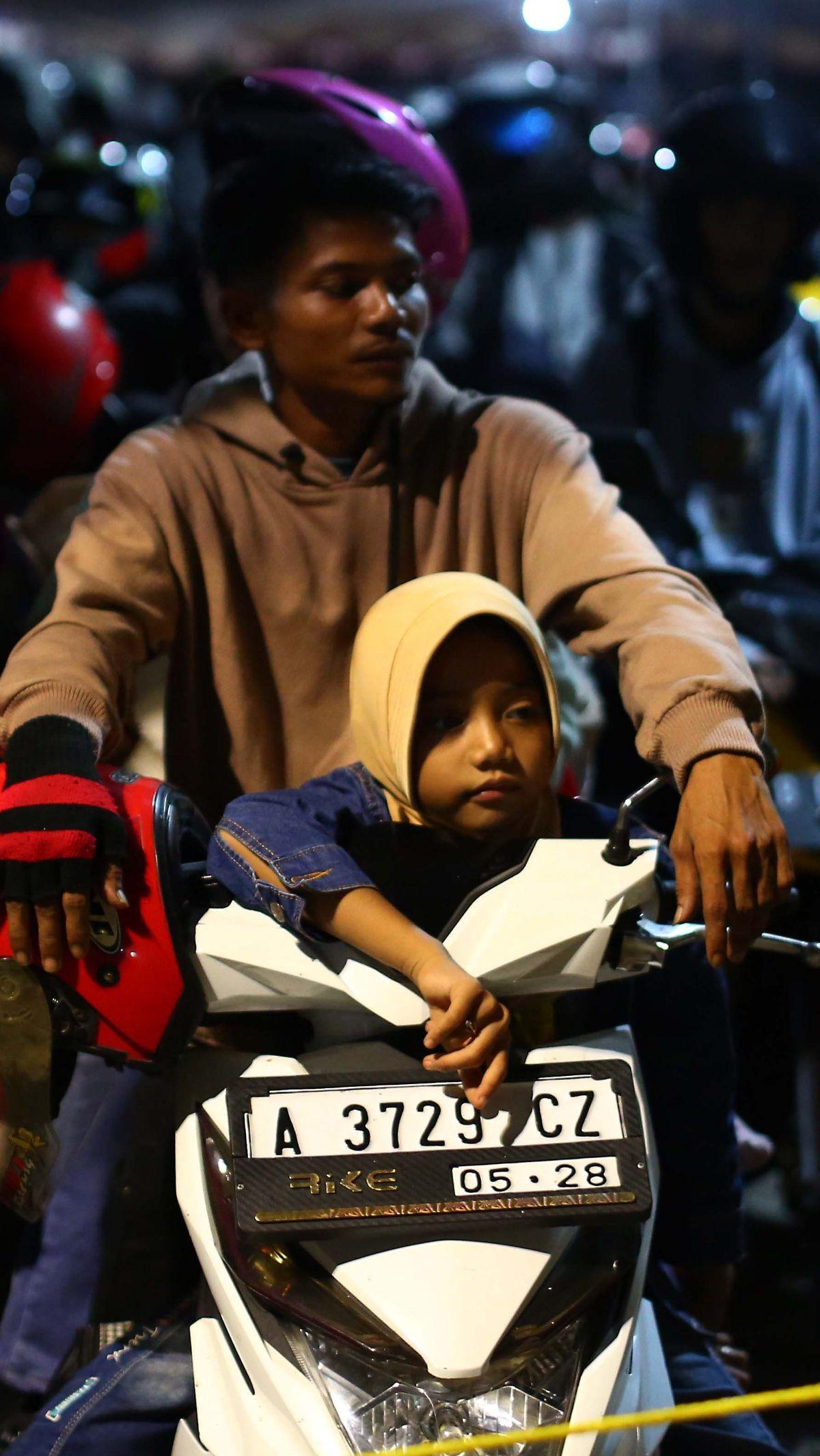 Para pemudik sampai mengantre panjang dan berjam-jam untuk menaiki kapal penyeberangan menuju Sumatera.&nbsp;Liputan6.com/Angga Yuniar
