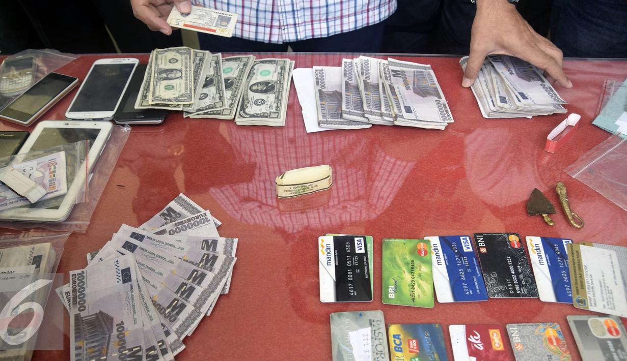 Petugas Polrestabes Semarang melakukan gelar peredaran uang palsu mata uang dolar Amerika dan Euro di Mapolrestabes Semarang , Minggu (3/7). Jumlah uang palsu bila di rupiahkan berjumlah kurang lebih 500 miliar.(Gholib)