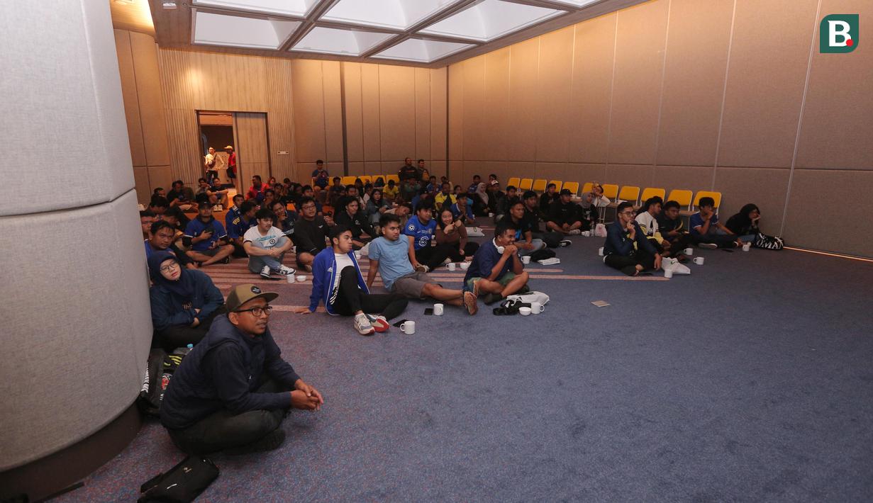 Komunitas suporter Chelsea CISC Regional Jakarta saat menyaksikan pertandingan Premier League 2023/2024 antara Chelsea melawan Fulham dalam acara Roaring Night di Hotel Ibis Styles, Tanah Abang, Jakarta Pusat, Sabtu (13/1/2024) malam. (Bola.com/M Iqbal Ichsan)