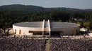 The Church of the Most Holy Trinity di Portugal dibangun antara 2004 dan 2007. Memiliki panjang 95 m (310 kaki) dan lebar 115 m (380 kaki), menampung hingga 9.000 orang.(openbuildings)