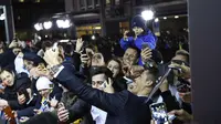 Pemain Real Madrid, Cristiano Ronaldo ber-selfie ria dengan fans sebelum acara FIFA Ballon d'Or 2015, di Kongresshaus, Zurich, Swiss, Senin (11/1/2016). Ronaldo mengaku tak menyukai tato. (EPA/Valeriano Di Domenico)