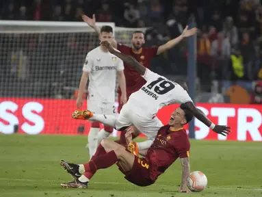 Bek AS Roma Roger Ibanez berebut bola dengan penyerang  Bayer Leverkusen Moussa Diaby  pada leg pertama semifinal Liga Europa 2022/2023 di Olimpico, Jumat (12/5/2023) dini hari WIB. (AP Photo/Gregorio Borgia)