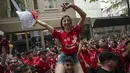 Fans wanita berjoget jelang pertandingan Piala Super Eropa 2019 antara Liverpool melawan Chelsea di pusat kota Istanbul, Turki (14/8/2019). Dalam pertandingan ini Liverpool menang atas Chelsea lewat drama adu penalti 5-4 (2-2).  (AFP Photo/Yasin Akgul)