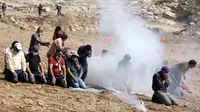 Foto-Foto Warga Palestina Ditembaki Gas Air Mata oleh Israel Saat Salat Jumat