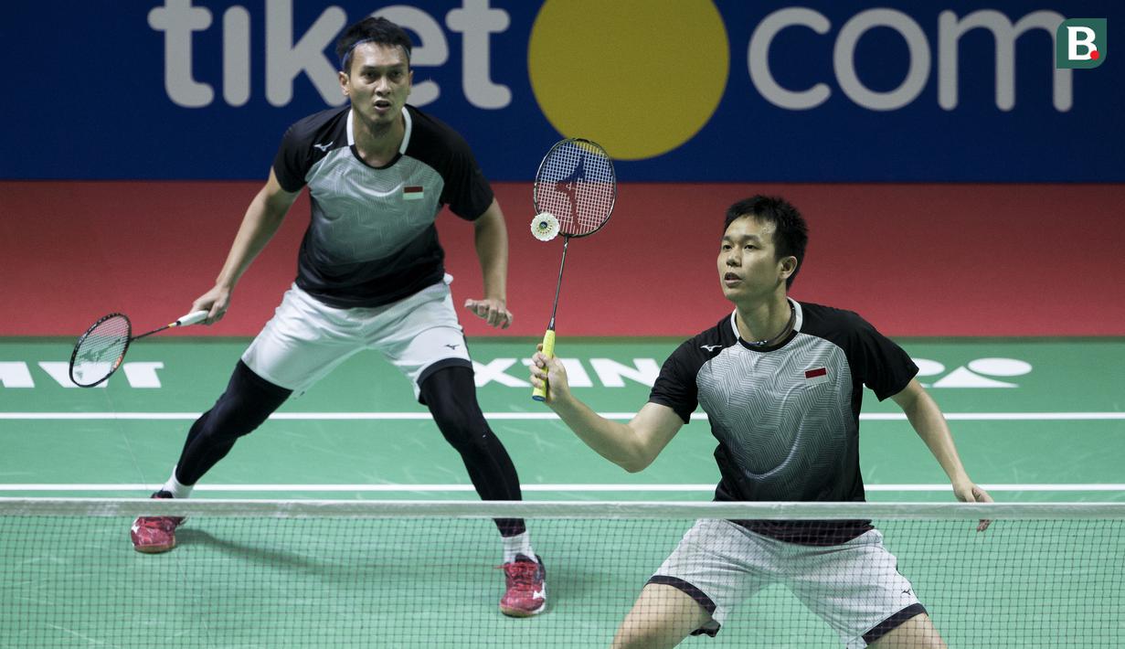 Aksi ganda putera Hendra Setiawan / Mohammad Ahsan pada semifinal Indonesia Open 2019 di Istora Senayan, Jakarta, Sabtu (20/7/2019).

(Bola.com/Peksi Cahyo)