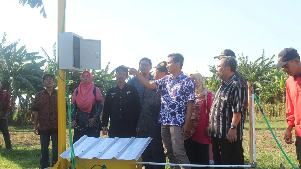 Unsoed meluncurkan penerapan teknologi pertanian tepat guna dengan memanfaatkan tenaga matahari sebagai penggerak mesin pompa air di lahan pertanian Desa Wlahar Wetan, Banyumas. (Liputan6.com/Unsoed/Muhamad Ridlo)