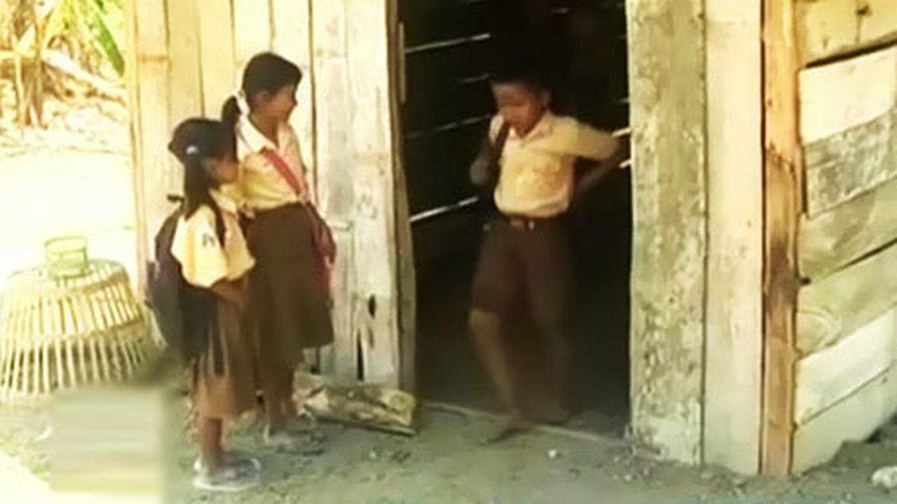 Siswa-Miskin-Tak-Bersepatu2