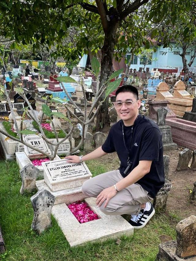 Ifan Seventeen nyekar ke Makam Dylan Sahara di Ponorogo (foto: Instagram ivanseventeen)