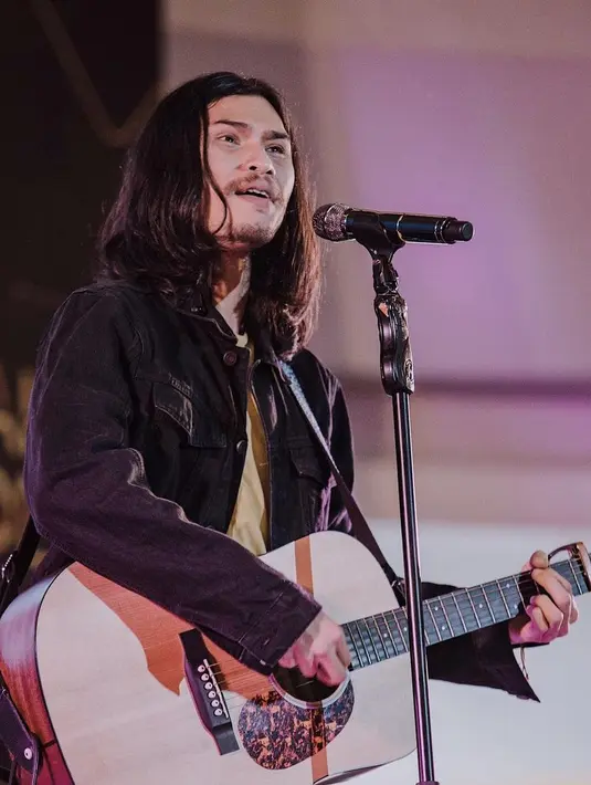 “Penginnya nikah tahun ini. Pasangan belum ada tapi udah ada incaran. Hehe. Rencana incaran beberapa bulan dikenalin sama keluarga kalau cocok ya mudah-mudahan bisa langsung nikah. Kalau nggak butuh beradaptasi lagi mungkin,” ungkapnya. (Instagram/virzhaofficial)