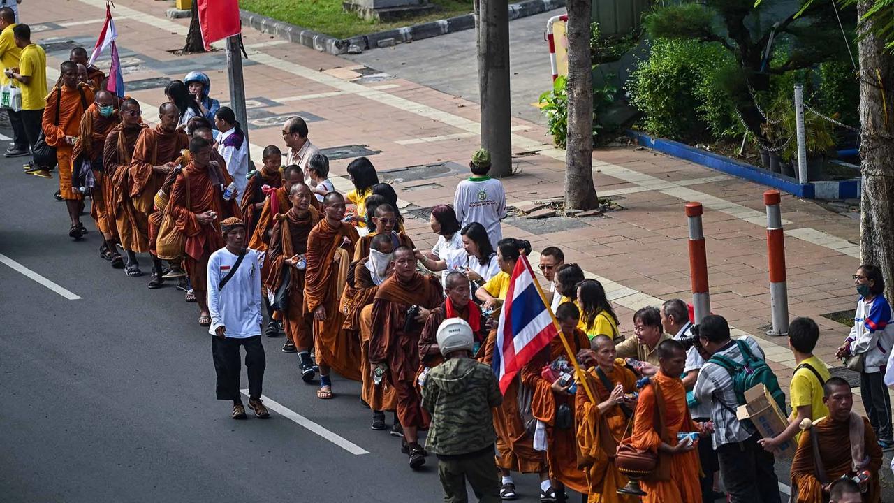 FOTO: Biksu Empat Negara Jalan Kaki Menuju Borobudur Suarakan Perdamaian