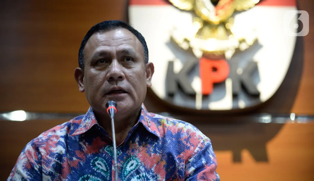 Ketua KPK Firli Bahuri (kiri) menyampaikan keterangan terkait pengembangan kasus proyek jalan Bengkalis di Gedung KPK, Jakarta, Jumat (17/1/2020). Ada enam proyek jalan dengan nilai proyek sebesar Rp 2,5 triliun dan total kerugian negara sebesar Rp 475 miliar. (merdeka.com/Dwi Narwoko)
