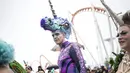 Seorang pria mengenakan kostum dan tanduk menyerupai kuda laut saat Parade Mermaid 2017 di Coney Island, New York City (17/6). Parade ini diikuti lebih dari 3000 orang peserta yang mengenakan busana bertema Mermaid. (Alex Wroblewski/Getty Images/AFP)