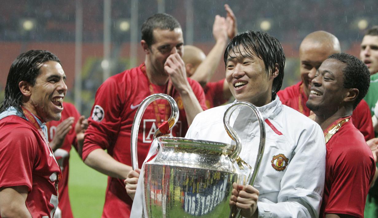 Park Ji-sung mampu mempersembahkan gelar-gelar bergengsi bagi MU di antaranya, 4 trofi Liga Inggris, 1 trofi Liga Champions dan 3 trofi Piala Liga. Pada awal musim 2012/2013 ia hijrah ke QPR dan pensiun di sana pada 2014 setelah sempat dipinjamkan ke PSV Eindhoven pada musim 2013/2014. (AFP/Paul Ellis)