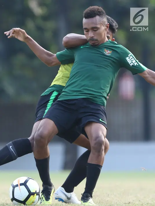 Pemain Indonesia U-19, Todd Rivaldo Ferre berebut bola dengan rekannya di Lapangan A Kompleks GBK, Jakarta, Rabu (3/10). Latihan ini persiapan penentuan skuat utama Timnas Indonesia di Piala Asia U-19. (Liputan6.com/Helmi Fithriansyah)