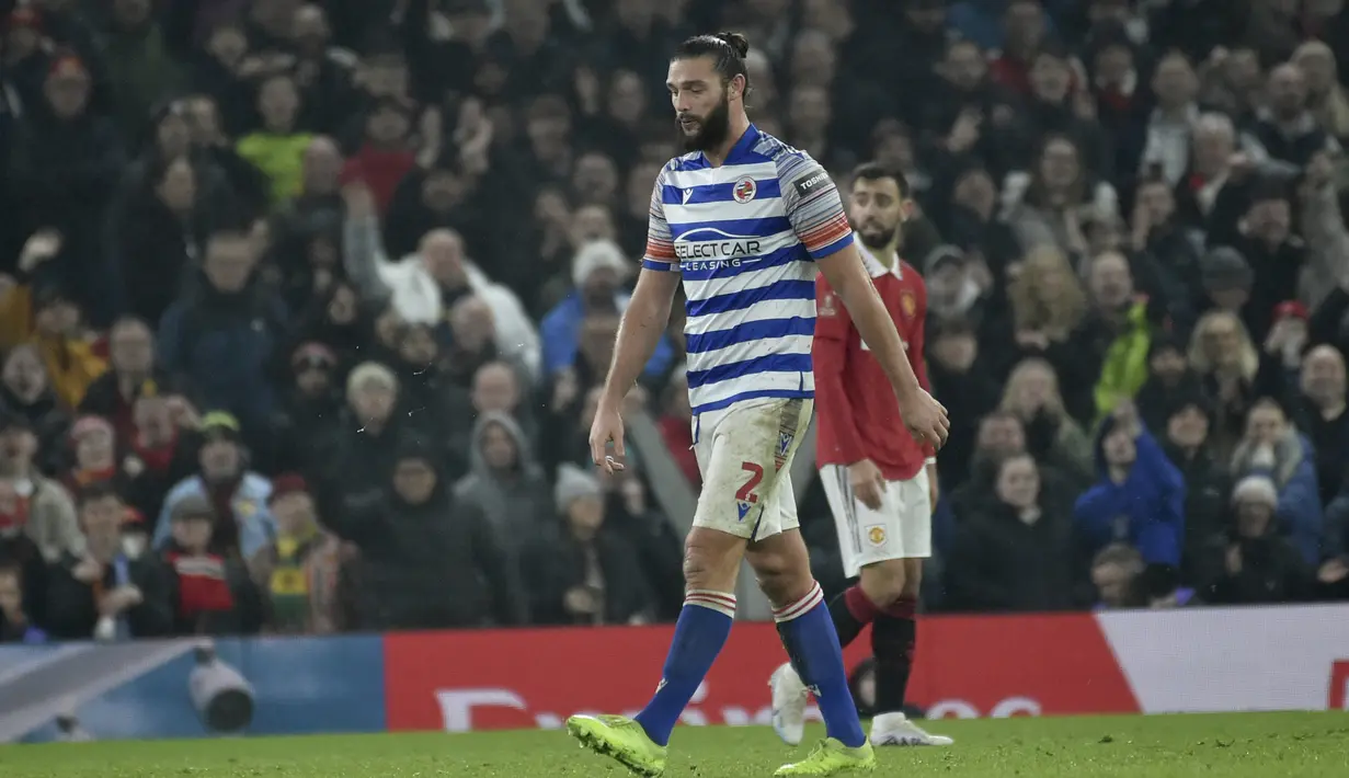 Setelah tertinggal dua gol, Reading malah harus bermain dengan 10 pemain akibat Andy Carrol diusir wasit setelah mendapat kartu kuning kedua pada menit ke-65. (AP Photo/Rui Vieira)