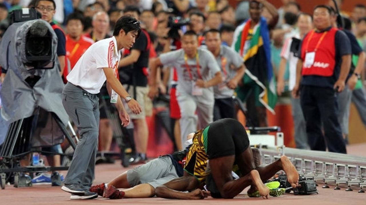Insiden lucu Usain Bolt tertabrak kameramen usai juara lari 200 M
