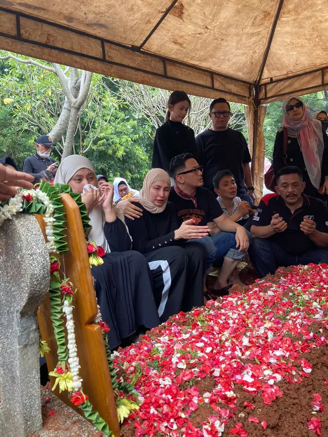 Deswita Maharani dan Ferry Maryadi menghadiri pemakaman Yusuf Affendy di TPU Menteng Pulo, Jakarta Selatan.