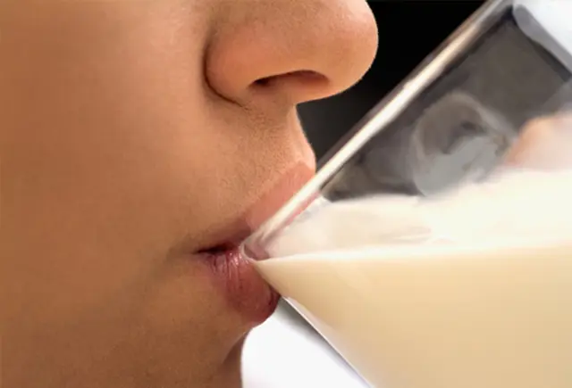 Minum susu hangat | via: pinterest.com