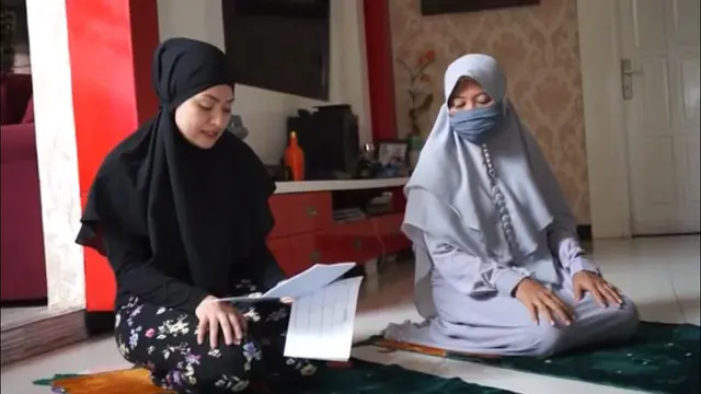 Momen Nathalie Holscher Belajar Shalat. (Sumber: YouTube/Sunah Official)