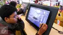 Pengunjung sedang membuat animasi kartun di stand RUS Animation Studio pada gelaran Popcon Asia 2016 di JCC, Jakarta (14/08). Studio yang didukung Djarum Foundation ini tengah merampungkan proses produksi film animasi 3D. (Liputan6.com/Fery Pradolo)