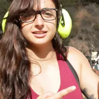 Ternyata 4 benda ini kalau disusun bisa menahan laju peluru, lho! (Via: youtube.com)