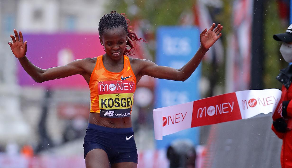 Brigid Kosgei dari Kenya melewati garis finis pada ajang London Marathon ke-40 kategori elit putri di London, Inggris, Minggu (4/10/2020). Juara bertahan Brigid Kosgei meraih kemenangan dalam dua jam 18,58 menit. (Richard Heathcote/Pool via AP)