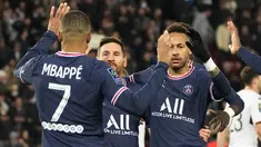 Penyerang PSG, Lionel Messi (tengah) merayakan dengan rekan setimnya Neymardan Kylian Mbappe setelah mencetak gol ke gawang Lorient pada pertandingan lanjutan Liga 1 Prancis di stadion Parc des Princes di Paris, Senin (4/4/2022). PSG menang telak atas Lorient 5-1. (AP Photo/Michel Euler)