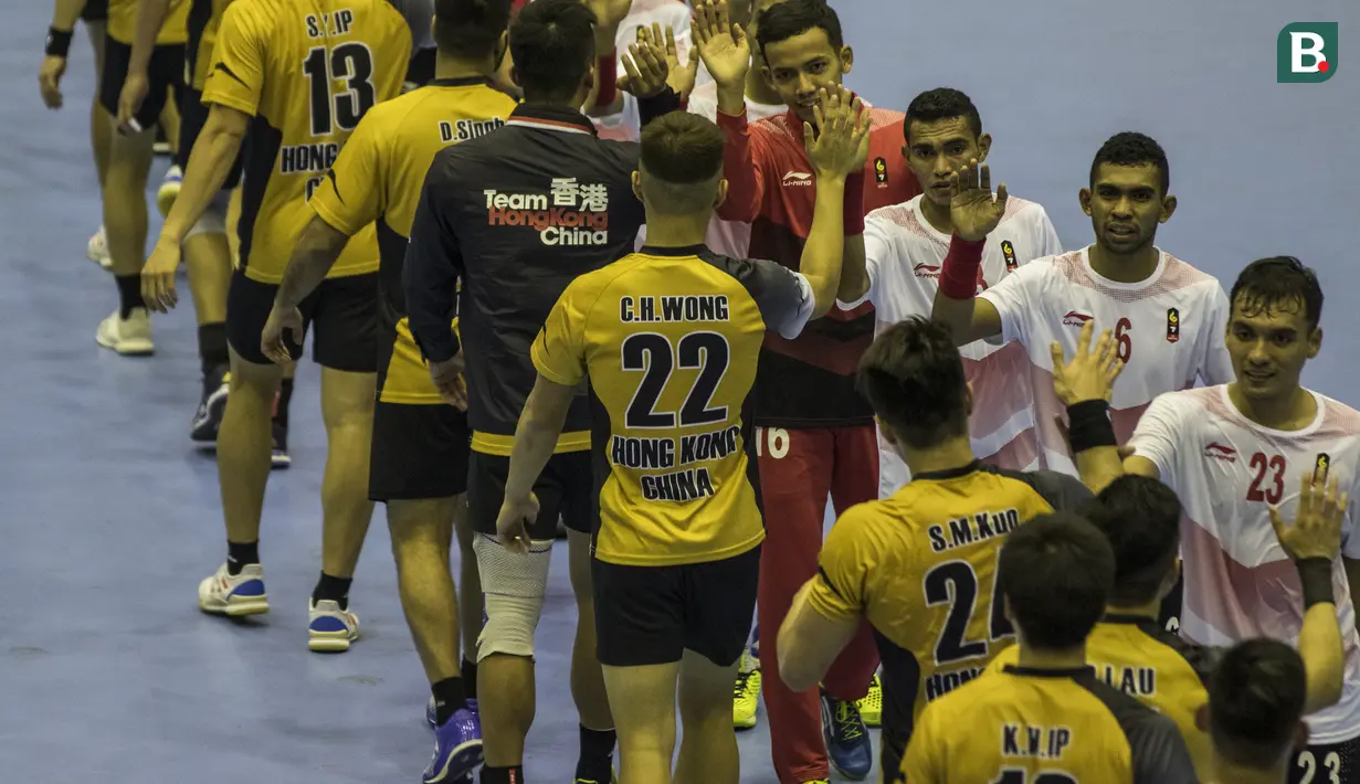 Atlet bola tangan Indonesia dan Hongkong bersalaman usai laga Grup C Asian Games di GOR Popki, Jakarta Timur, Senin (13/8/2018). Indonesia kalah 17-40 atas Hongkong. (Bola.com/Vitalis Yogi Trisna)