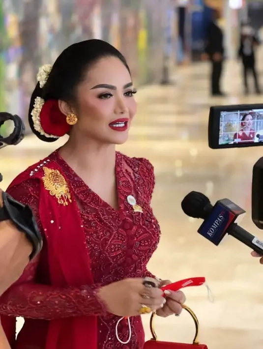<p>Semakin menyempurnakan penampilannya, perempuan yang kini akrab disapa Gemmi tersebut mengenakan sanggul dengan hiasan bunga merah putih. (Foto:Instagram/krisdayantilemos).</p>
