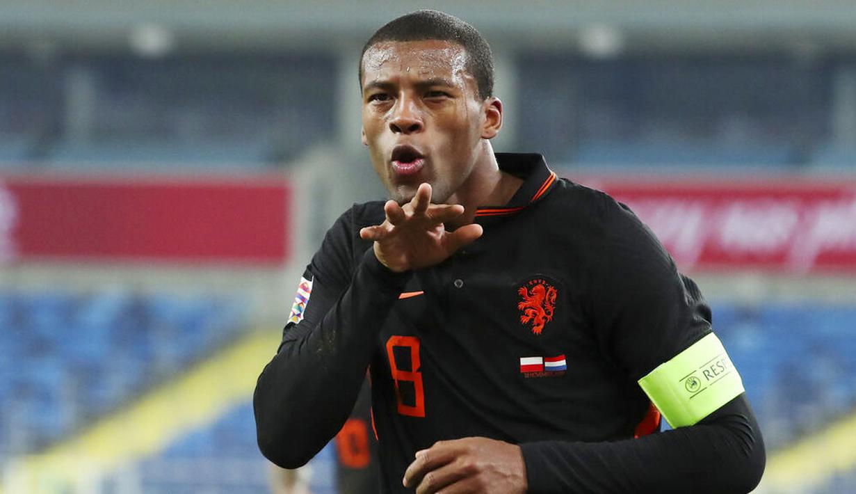 Kapten Belanda, Georginio Wijnaldum, melakukan selebrasi usai mencetak gol ke gawang Polandia pada laga UEFA Nations League di Stadion Silesian, Kamis (19/11/2020). Belanda menang dengan skor 2-1. (AP/Czarek Sokolowski)