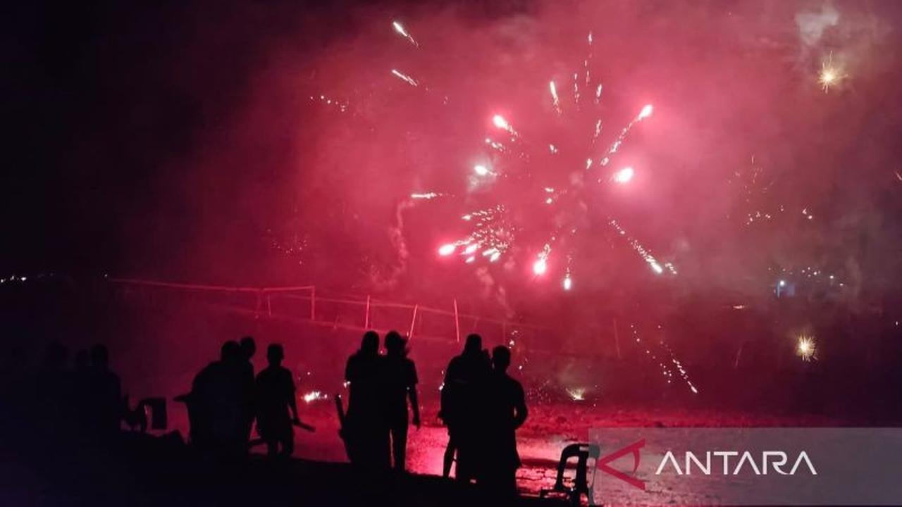 Prajurit TNI AD Kobarkan Semangat Pemulihan Gayo Lues dengan Kembang Api