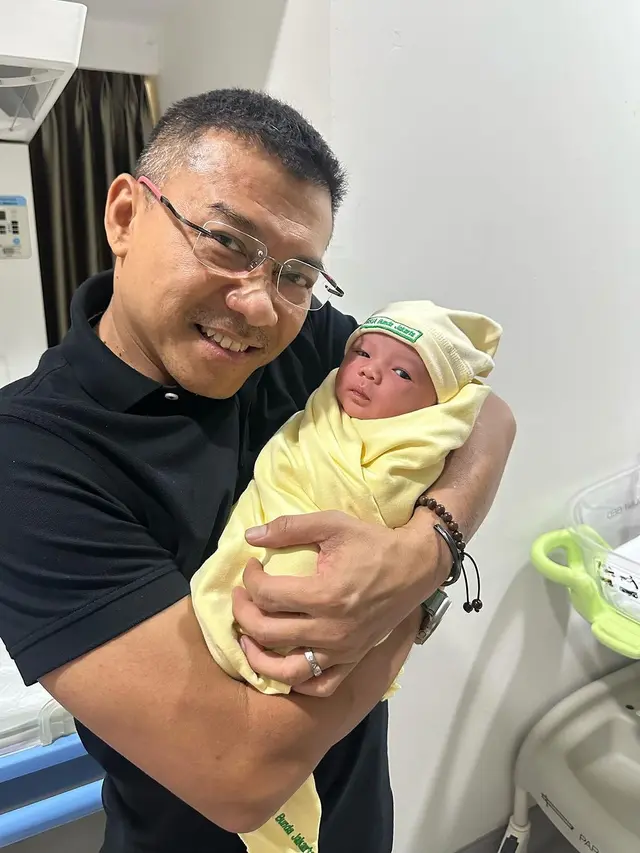 6 Potret Anang Hermansyah Momong Azura, Dampingi Cucu Belajar Renang