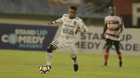 Gelandang Bali United, Yabes Roni, saat pertandingan melawan Madura United pada laga Piala Presiden di Stadion Manahan, Solo, Sabtu, (3/2/2018). Bali United menang adu penalti 5-4 atas Madura United. (Bola.com/M Iqbal Ichsan)
