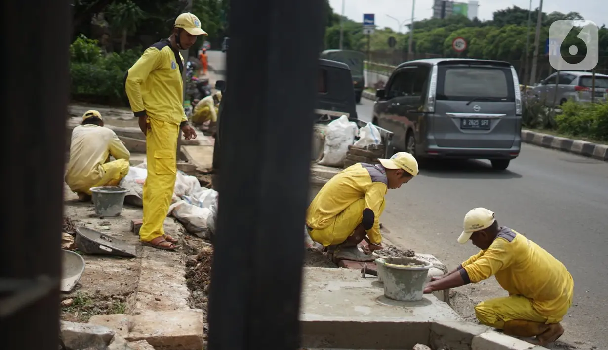Petugas Bina Marga memerlebar saluran air di Jalan TB Simatupang di kawasan Cilandak, Jakarta, Kamis (22/10/2020). Hal tersebut dilakukan guna memaksimalkan fungsi sistem drainase agar tidak terjadi genangan air saat menghadapi musim hujan. (Liputan6.com/Immanuel Antonius)