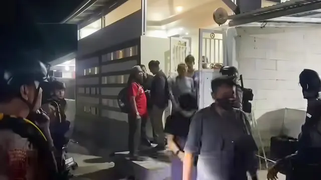 Penggerebekan arena judi sabung ayam di rumah mewah di wilayah Kecamatan Tamalanrea, Kota Makassar, Sulawesi Selatan. (Liputan6.com/Fauzan)