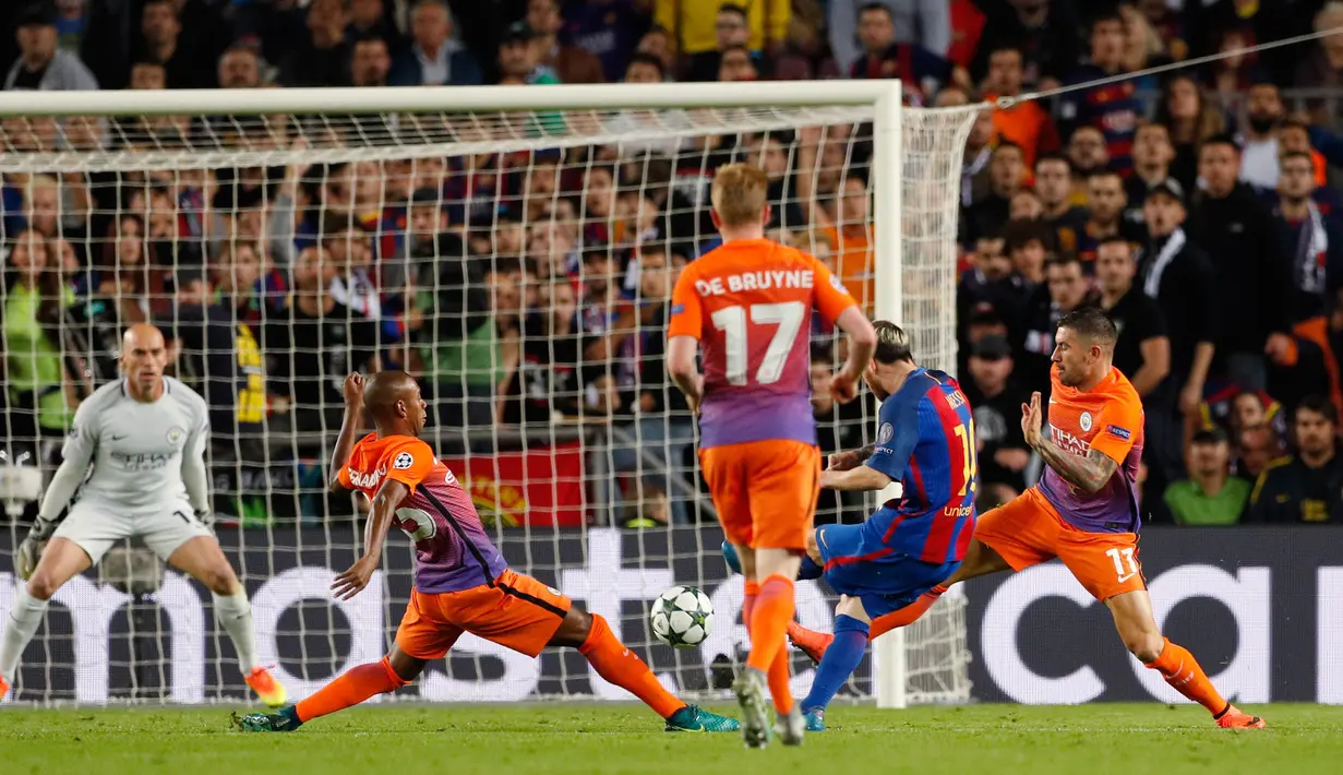 Tendangan Messi berhasil mencetak gol kedua di gawang Manchester City pada pertadingan penyisihan grup C liga Champion di stadion Camp Nou, Barcelona, Spanyol, Rabu (19/10). Messi berhasil mencetak tiga gol pada pertandingan ini. (Reuters/John Sibley)