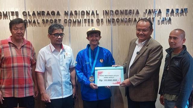 Raharjati Nursyamsa (Tengah)