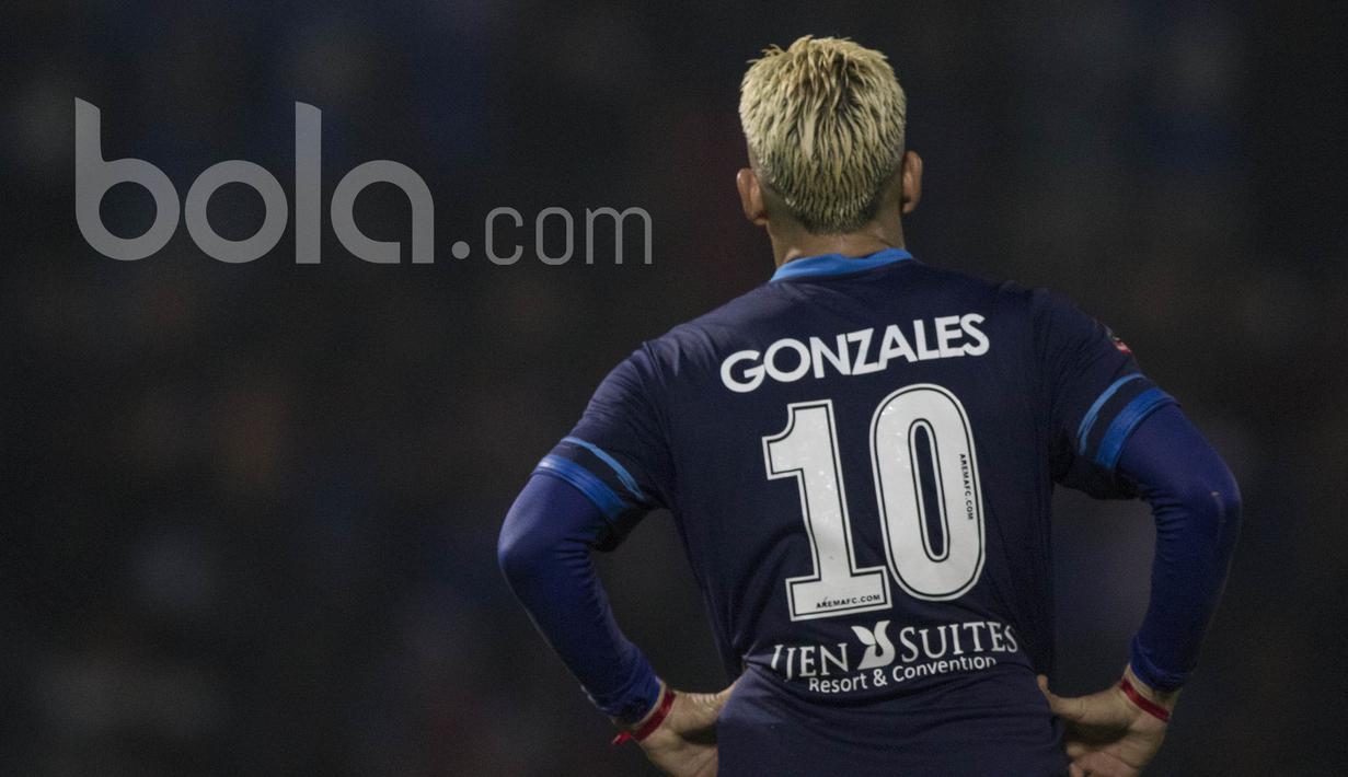 Cristian Gonzales mampu membuktikan diri sebagai raja gol dari Arema FC dengan mencetak lima gol ke gawang Semen Padang pada laga Piala Presiden 2017 di Stadion Kanjuruhan, Malang, Jawa Timur, Minggu (5/3/2017). (Bola.com/Vitalis Yogi Trisna)