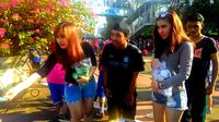 Para wanita menggunakan stelan kaos polos dipadu celana jins setinggi paha membagikan pin 'SaveKPK' kepada masyarakat Jakarta. (Liputan6.com/Ahmad Romadoni)