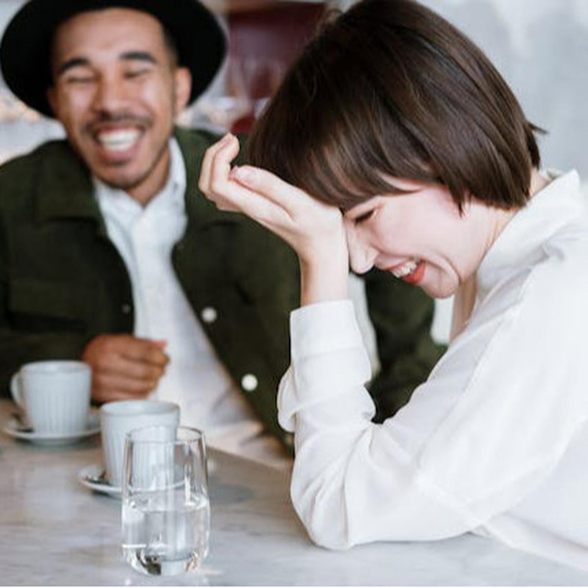 7 Cara Cerdas untuk Terhubung dengan Pria Mana Pun Hanya dengan Kata-Kata Anda