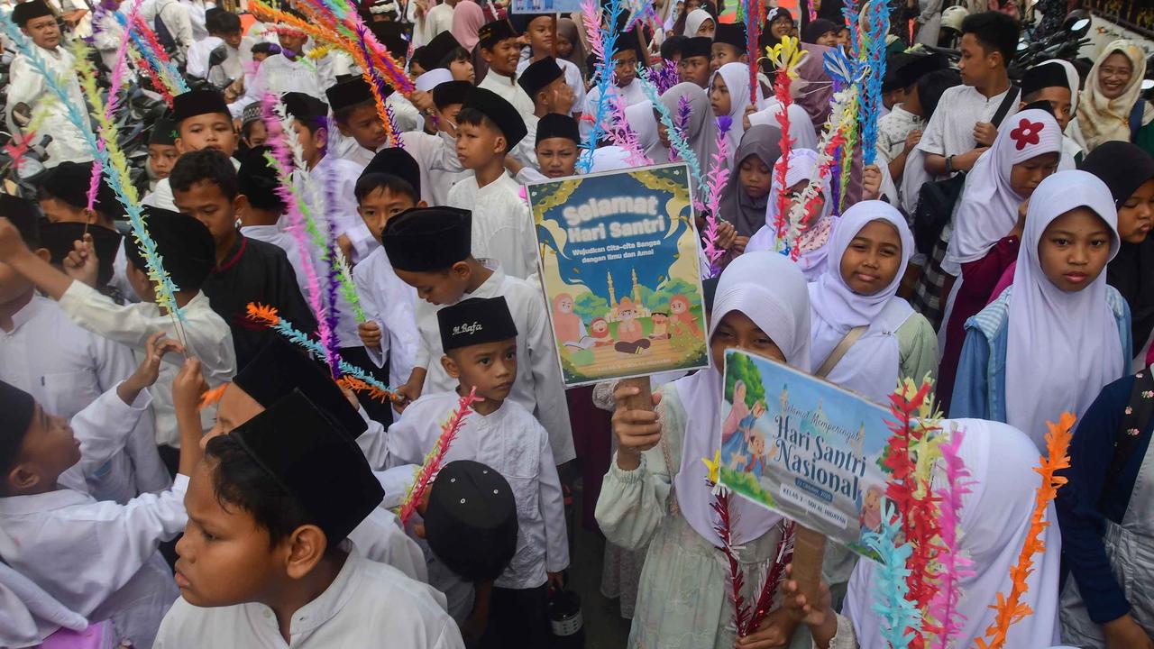 FOTO: Meriah! Siswa Merayakan Hari Santri dengan Doa dan Pawai Kebersamaan
