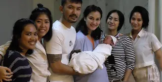 Penantian beberapa tahun Atiqah Hasiholan dan Rio Dewanto berakhir manis. Bayi cantik telah lahir pada Jumat (23/6/2017). Anak pertama pasangan ini  diberi nama Salma Jihane Putri Dewanto. (Instagram/riodewanto)