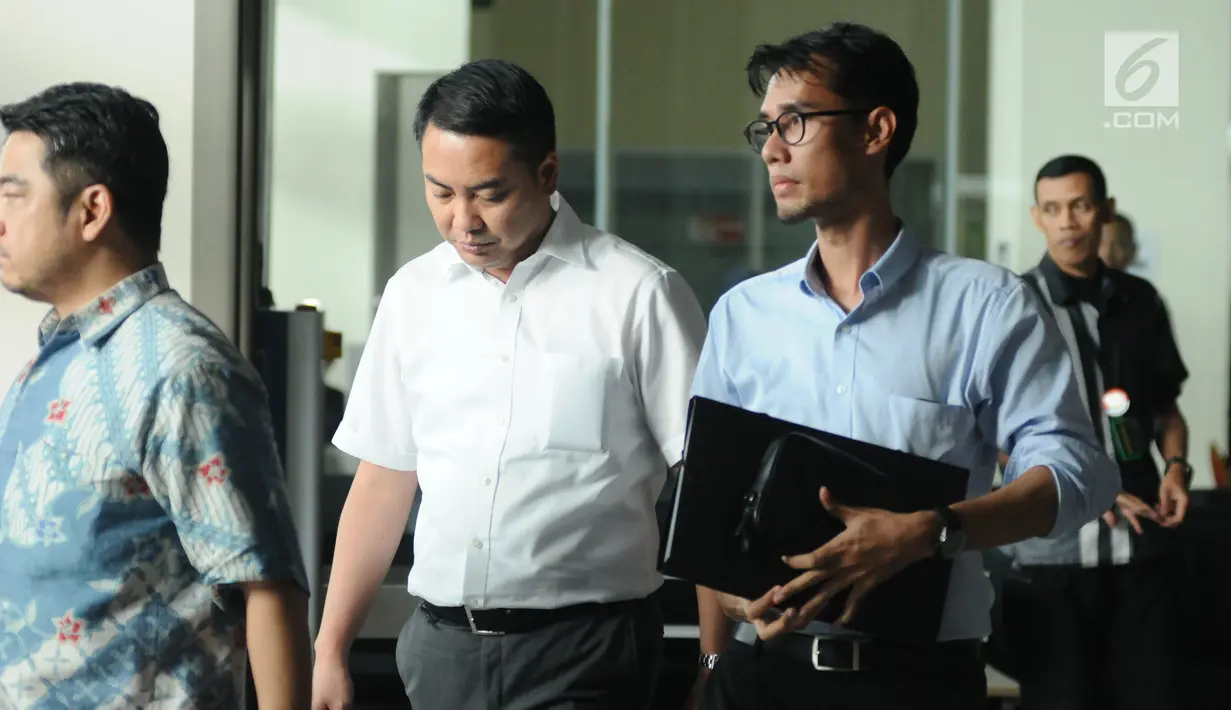 Politisi Partai Golkar, Fayakhun Andriadi (kedua kiri) saat meninggalkan Gedung KPK, Jakarta, Rabu (27/12). Fayakhun dimintai keterangan sebagai saksi dugaan suap pengadaan alat satelit monitoring di Bakamla-RI. (Liputan6.com/Helmi Fithriansyah)