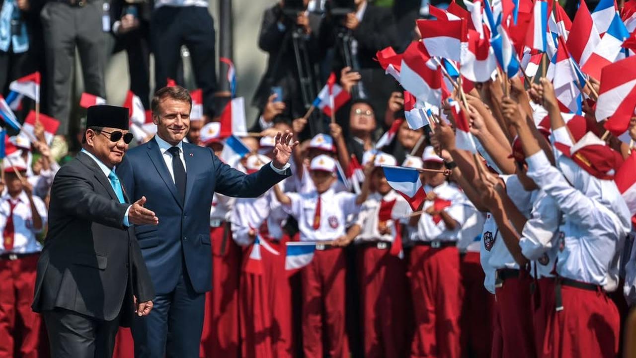 VIDEO: Momen Presiden Prancis Emmanuel Macron & Istri Tiba di RI, Disambut 2 Menteri Penting-Rano Karno