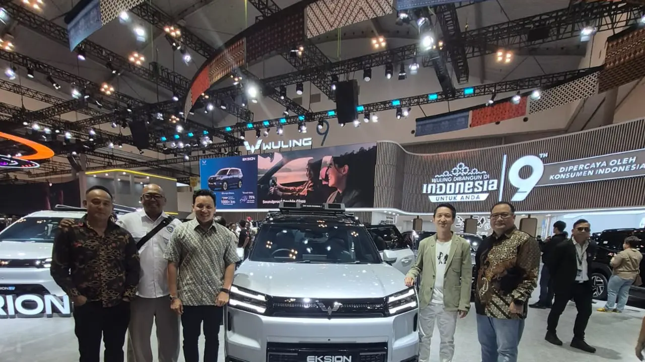 Kunjungan Moreno Soeprapto ke beberapa booth.