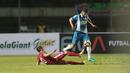 Aksi pemain Timnas Indonesia U-19, Egy Maulana (menghalau bola dari kaki pemain Espanyol B pada laga persahabatan di Stadion GBLA, Bandung, (15/7/2017). Timnas U-19 kalah 2-4. (Bola.com/Nicklas Hanoatubun)