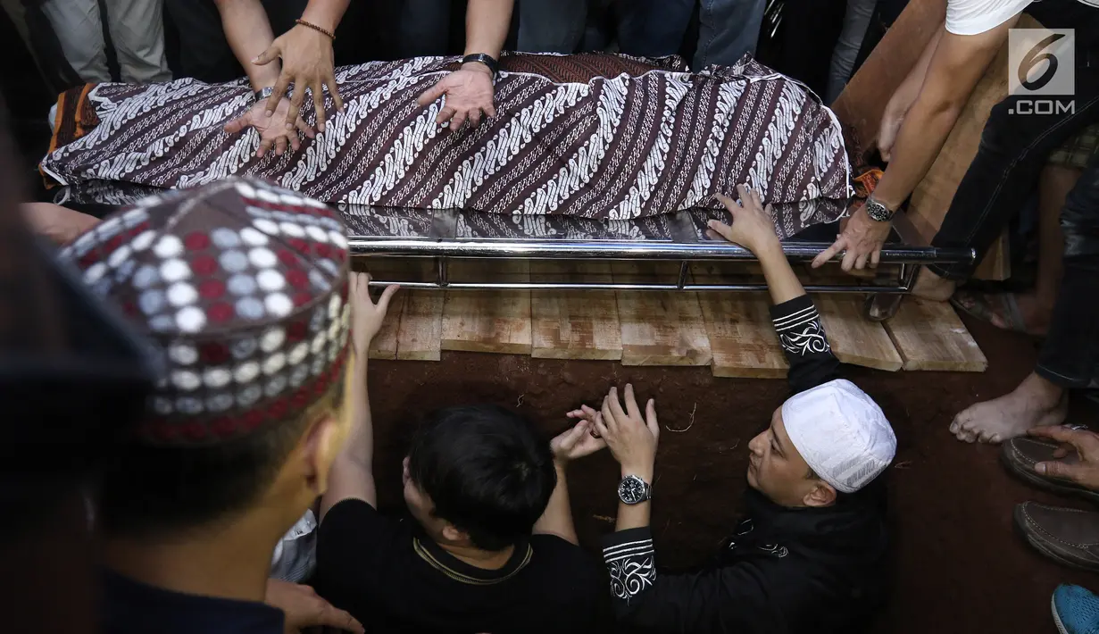 Jenazah Julia Perez saat ingin dimakamkan di Taman Pemakaman Umum Pondok Ranggon, Jakarta Timur, Sabtu (10/6). Jupe menghembuskan napas terakhir di RSCM, pada Sabtu 10 Juni 2017. (Liputan6.com/Herman Zakharia)